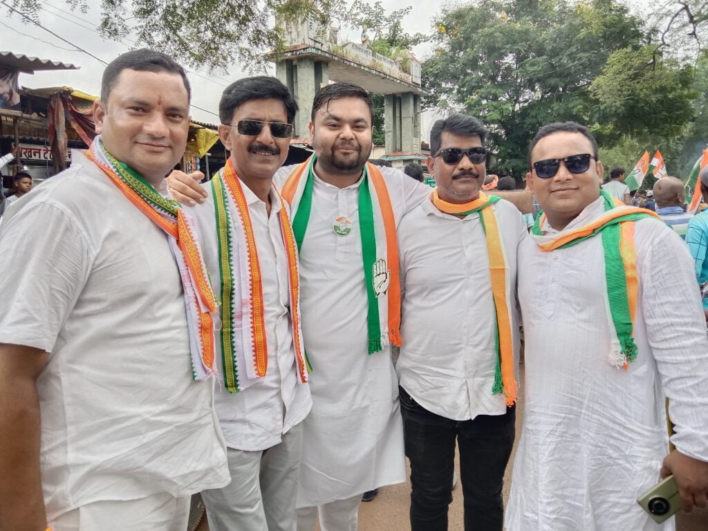 <em>वीआईपी कल्चर से दूर मोटरसाइकिल पर सवार महंत निकले भरोसे की यात्रा में-- जनता ने कहा फिर से हमें है आप पर भरोसा,उमड़ पड़ा जन सैलाब, 20000 की संख्या में लोग रहे रैली में मौजूद, बुजुर्ग माताओ ने भी दिया महंत को आशीर्वाद</em>, शक्ति में पहली बार किसी राजनीतिक पार्टी की चुनाव पूर्व यात्रा में दिखा ऐसा उत्साह, जनता ने कहा--ए दारी- फिर हावे महंत के बारी <em>वीआईपी कल्चर से दूर मोटरसाइकिल पर सवार महंत निकले भरोसे की यात्रा में-- जनता ने कहा फिर से हमें है आप पर भरोसा,उमड़ पड़ा जन सैलाब, 20000 की संख्या में लोग रहे रैली में मौजूद, बुजुर्ग माताओ ने भी दिया महंत को आशीर्वाद</em>, शक्ति में पहली बार किसी राजनीतिक पार्टी की चुनाव पूर्व यात्रा में दिखा ऐसा उत्साह, जनता ने कहा--ए दारी- फिर हावे महंत के बारी kshititech