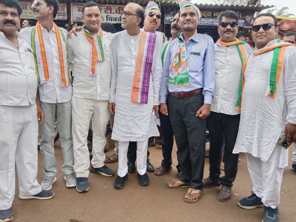 <em>वीआईपी कल्चर से दूर मोटरसाइकिल पर सवार महंत निकले भरोसे की यात्रा में-- जनता ने कहा फिर से हमें है आप पर भरोसा,उमड़ पड़ा जन सैलाब, 20000 की संख्या में लोग रहे रैली में मौजूद, बुजुर्ग माताओ ने भी दिया महंत को आशीर्वाद</em>, शक्ति में पहली बार किसी राजनीतिक पार्टी की चुनाव पूर्व यात्रा में दिखा ऐसा उत्साह, जनता ने कहा--ए दारी- फिर हावे महंत के बारी <em>वीआईपी कल्चर से दूर मोटरसाइकिल पर सवार महंत निकले भरोसे की यात्रा में-- जनता ने कहा फिर से हमें है आप पर भरोसा,उमड़ पड़ा जन सैलाब, 20000 की संख्या में लोग रहे रैली में मौजूद, बुजुर्ग माताओ ने भी दिया महंत को आशीर्वाद</em>, शक्ति में पहली बार किसी राजनीतिक पार्टी की चुनाव पूर्व यात्रा में दिखा ऐसा उत्साह, जनता ने कहा--ए दारी- फिर हावे महंत के बारी kshititech