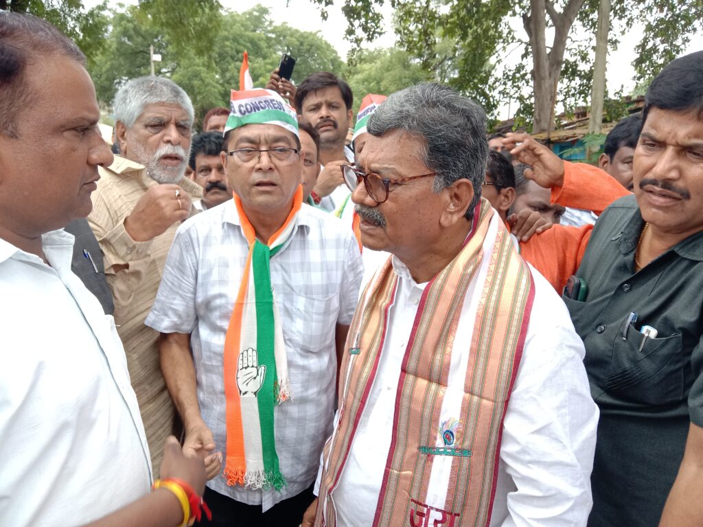 <em>वीआईपी कल्चर से दूर मोटरसाइकिल पर सवार महंत निकले भरोसे की यात्रा में-- जनता ने कहा फिर से हमें है आप पर भरोसा,उमड़ पड़ा जन सैलाब, 20000 की संख्या में लोग रहे रैली में मौजूद, बुजुर्ग माताओ ने भी दिया महंत को आशीर्वाद</em>, शक्ति में पहली बार किसी राजनीतिक पार्टी की चुनाव पूर्व यात्रा में दिखा ऐसा उत्साह, जनता ने कहा--ए दारी- फिर हावे महंत के बारी <em>वीआईपी कल्चर से दूर मोटरसाइकिल पर सवार महंत निकले भरोसे की यात्रा में-- जनता ने कहा फिर से हमें है आप पर भरोसा,उमड़ पड़ा जन सैलाब, 20000 की संख्या में लोग रहे रैली में मौजूद, बुजुर्ग माताओ ने भी दिया महंत को आशीर्वाद</em>, शक्ति में पहली बार किसी राजनीतिक पार्टी की चुनाव पूर्व यात्रा में दिखा ऐसा उत्साह, जनता ने कहा--ए दारी- फिर हावे महंत के बारी kshititech