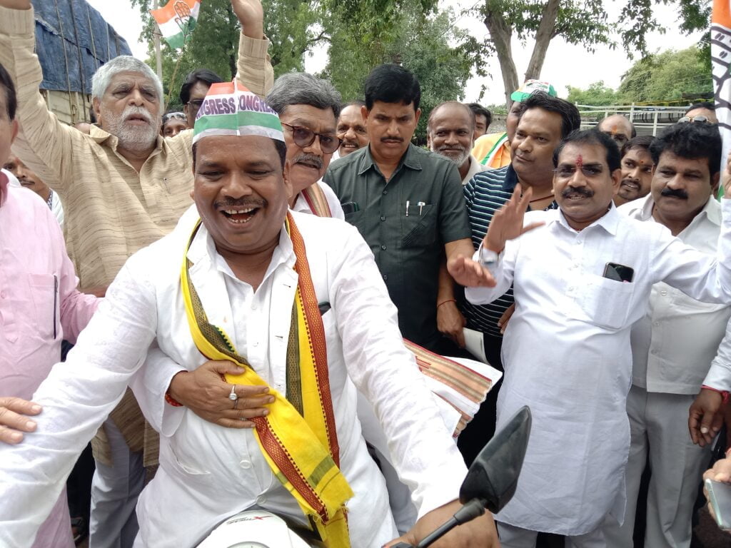 <em>वीआईपी कल्चर से दूर मोटरसाइकिल पर सवार महंत निकले भरोसे की यात्रा में-- जनता ने कहा फिर से हमें है आप पर भरोसा,उमड़ पड़ा जन सैलाब, 20000 की संख्या में लोग रहे रैली में मौजूद, बुजुर्ग माताओ ने भी दिया महंत को आशीर्वाद</em>, शक्ति में पहली बार किसी राजनीतिक पार्टी की चुनाव पूर्व यात्रा में दिखा ऐसा उत्साह, जनता ने कहा--ए दारी- फिर हावे महंत के बारी <em>वीआईपी कल्चर से दूर मोटरसाइकिल पर सवार महंत निकले भरोसे की यात्रा में-- जनता ने कहा फिर से हमें है आप पर भरोसा,उमड़ पड़ा जन सैलाब, 20000 की संख्या में लोग रहे रैली में मौजूद, बुजुर्ग माताओ ने भी दिया महंत को आशीर्वाद</em>, शक्ति में पहली बार किसी राजनीतिक पार्टी की चुनाव पूर्व यात्रा में दिखा ऐसा उत्साह, जनता ने कहा--ए दारी- फिर हावे महंत के बारी kshititech
