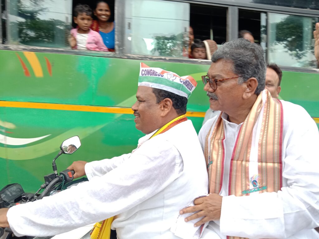 <em>वीआईपी कल्चर से दूर मोटरसाइकिल पर सवार महंत निकले भरोसे की यात्रा में-- जनता ने कहा फिर से हमें है आप पर भरोसा,उमड़ पड़ा जन सैलाब, 20000 की संख्या में लोग रहे रैली में मौजूद, बुजुर्ग माताओ ने भी दिया महंत को आशीर्वाद</em>, शक्ति में पहली बार किसी राजनीतिक पार्टी की चुनाव पूर्व यात्रा में दिखा ऐसा उत्साह, जनता ने कहा--ए दारी- फिर हावे महंत के बारी <em>वीआईपी कल्चर से दूर मोटरसाइकिल पर सवार महंत निकले भरोसे की यात्रा में-- जनता ने कहा फिर से हमें है आप पर भरोसा,उमड़ पड़ा जन सैलाब, 20000 की संख्या में लोग रहे रैली में मौजूद, बुजुर्ग माताओ ने भी दिया महंत को आशीर्वाद</em>, शक्ति में पहली बार किसी राजनीतिक पार्टी की चुनाव पूर्व यात्रा में दिखा ऐसा उत्साह, जनता ने कहा--ए दारी- फिर हावे महंत के बारी kshititech