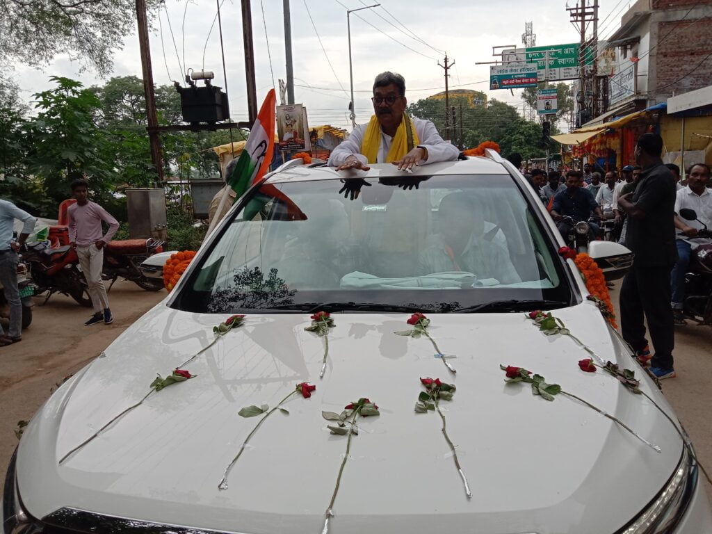 <em>वीआईपी कल्चर से दूर मोटरसाइकिल पर सवार महंत निकले भरोसे की यात्रा में-- जनता ने कहा फिर से हमें है आप पर भरोसा,उमड़ पड़ा जन सैलाब, 20000 की संख्या में लोग रहे रैली में मौजूद, बुजुर्ग माताओ ने भी दिया महंत को आशीर्वाद</em>, शक्ति में पहली बार किसी राजनीतिक पार्टी की चुनाव पूर्व यात्रा में दिखा ऐसा उत्साह, जनता ने कहा--ए दारी- फिर हावे महंत के बारी <em>वीआईपी कल्चर से दूर मोटरसाइकिल पर सवार महंत निकले भरोसे की यात्रा में-- जनता ने कहा फिर से हमें है आप पर भरोसा,उमड़ पड़ा जन सैलाब, 20000 की संख्या में लोग रहे रैली में मौजूद, बुजुर्ग माताओ ने भी दिया महंत को आशीर्वाद</em>, शक्ति में पहली बार किसी राजनीतिक पार्टी की चुनाव पूर्व यात्रा में दिखा ऐसा उत्साह, जनता ने कहा--ए दारी- फिर हावे महंत के बारी kshititech