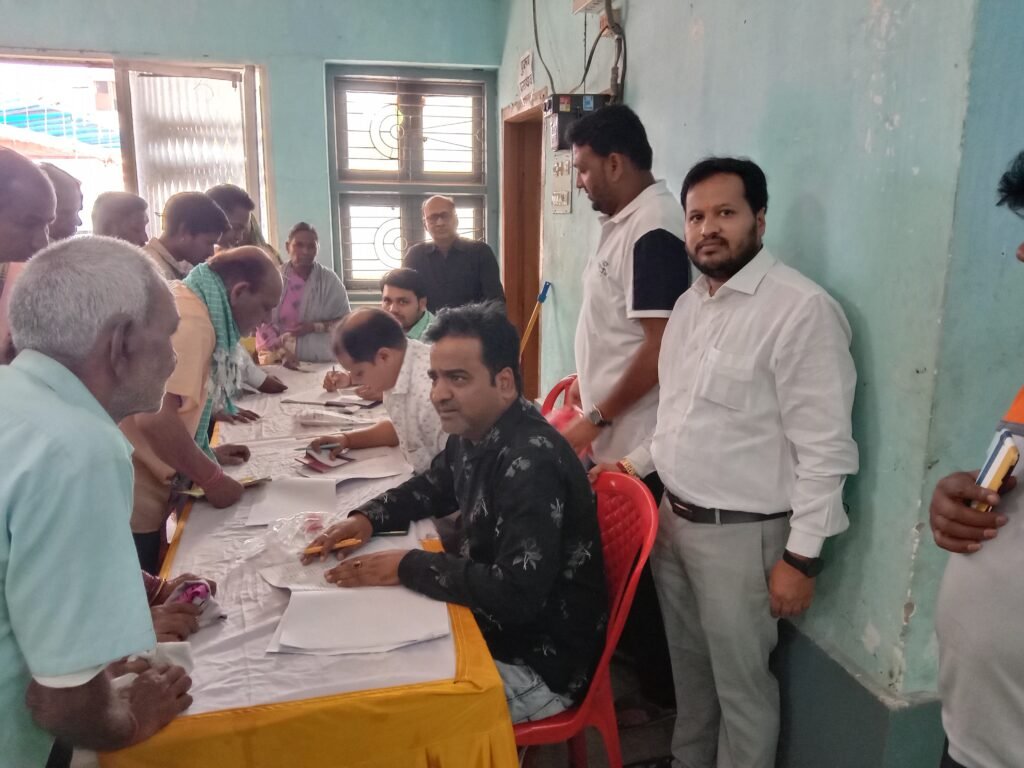 रचनात्मक सेवा का बड़ा कार्य--<em>स्व. संतोष अग्रवाल की स्मृति में सामुदायिक भवन में हुआ निशुल्क नेत्र रोग निदान एवं मोतियाबिंद जांच शिविर, खरकिया परिवार शक्ति के रितेश- राहुल अग्रवाल द्वारा आयोजित शिविर में पहुंचे सैकड़ो नेत्र मरीज, श्याम सुंदर अग्रवाल ने कहा- वर्तमान समय में नेत्र सुरक्षा जरूरी, समय-समय पर करवानी चाहिए हमें नेत्र की जांच</em> kshititech