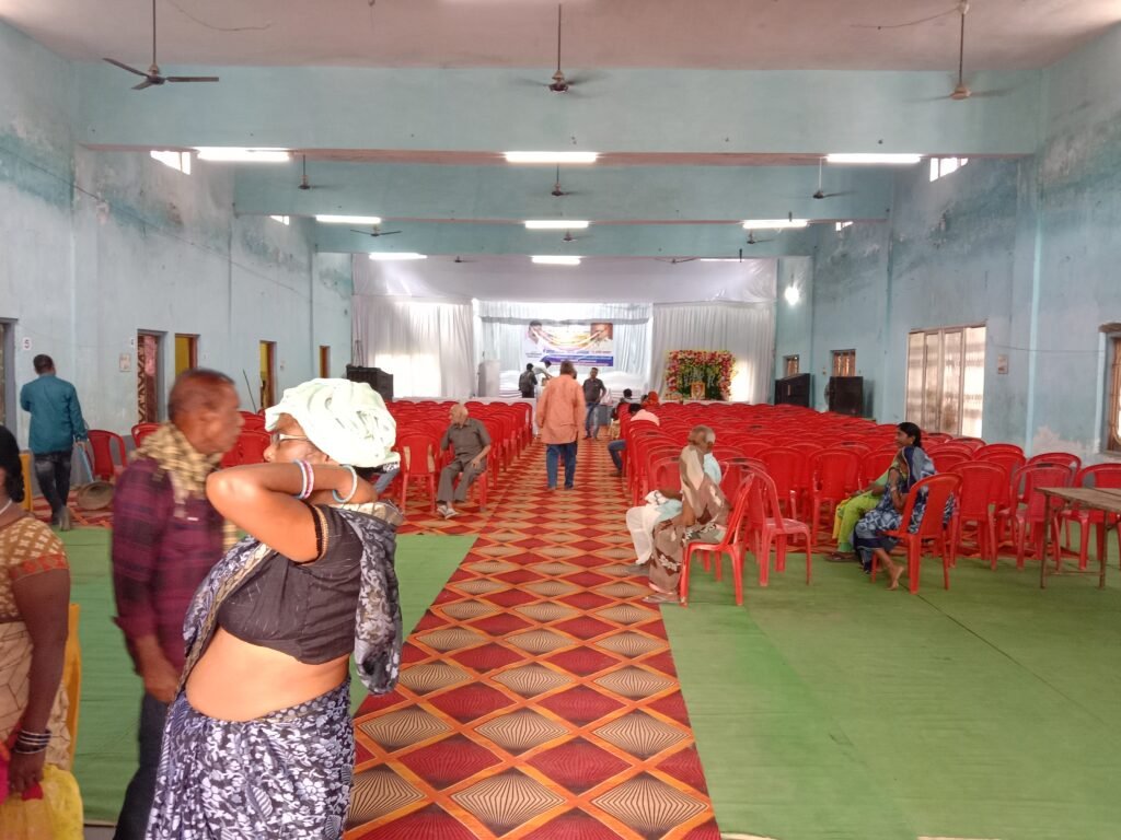 रचनात्मक सेवा का बड़ा कार्य--<em>स्व. संतोष अग्रवाल की स्मृति में सामुदायिक भवन में हुआ निशुल्क नेत्र रोग निदान एवं मोतियाबिंद जांच शिविर, खरकिया परिवार शक्ति के रितेश- राहुल अग्रवाल द्वारा आयोजित शिविर में पहुंचे सैकड़ो नेत्र मरीज, श्याम सुंदर अग्रवाल ने कहा- वर्तमान समय में नेत्र सुरक्षा जरूरी, समय-समय पर करवानी चाहिए हमें नेत्र की जांच</em> kshititech