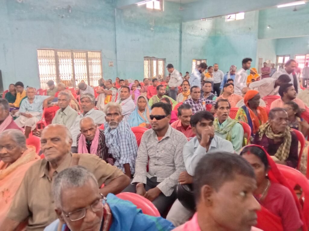 रचनात्मक सेवा का बड़ा कार्य--<em>स्व. संतोष अग्रवाल की स्मृति में सामुदायिक भवन में हुआ निशुल्क नेत्र रोग निदान एवं मोतियाबिंद जांच शिविर, खरकिया परिवार शक्ति के रितेश- राहुल अग्रवाल द्वारा आयोजित शिविर में पहुंचे सैकड़ो नेत्र मरीज, श्याम सुंदर अग्रवाल ने कहा- वर्तमान समय में नेत्र सुरक्षा जरूरी, समय-समय पर करवानी चाहिए हमें नेत्र की जांच</em> kshititech