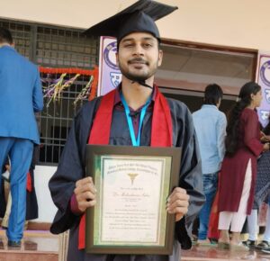 <em>मंडी अध्यक्ष रूपनारायण साहू के सुपुत्र डॉक्टर महेश्वर साहू को मिली एमबीबीएस की डिग्री, 4 अक्टूबर को राजनंदगांव मेडिकल कॉलेज से गौरव प्राप्त हुआ महेश्वर को, क्षेत्र वासियों ने दी बधाई</em>, रूपनारायण साहू ने कहा- बेटे को मिली यह सफलता साहू परिवार के लिए गौरव का विषय, बेटा डॉक्टर महेश्वर करेगा चिकित्सा के क्षेत्र में सेवा <em>मंडी अध्यक्ष रूपनारायण साहू के सुपुत्र डॉक्टर महेश्वर साहू को मिली एमबीबीएस की डिग्री, 4 अक्टूबर को राजनंदगांव मेडिकल कॉलेज से गौरव प्राप्त हुआ महेश्वर को, क्षेत्र वासियों ने दी बधाई</em>, रूपनारायण साहू ने कहा- बेटे को मिली यह सफलता साहू परिवार के लिए गौरव का विषय, बेटा डॉक्टर महेश्वर करेगा चिकित्सा के क्षेत्र में सेवा kshititech