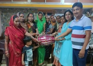 जन्मदिन पर रचनात्मक कार्य-- <em>शिक्षिका निशा गुप्ता चौधरी के जन्मदिन पर सरपंच ने महिलाओं को दिए कीर्तन भजन के वाद्य यंत्र, विद्यालय के बच्चों ने भी अपनी शिक्षिका का जन्मदिन मनाया धूमधाम से, ग्राम टेमर के सरपंच गुरुदेव चौधरी की धर्मपत्नी है निशा गुप्ता चौधरी</em> kshititech