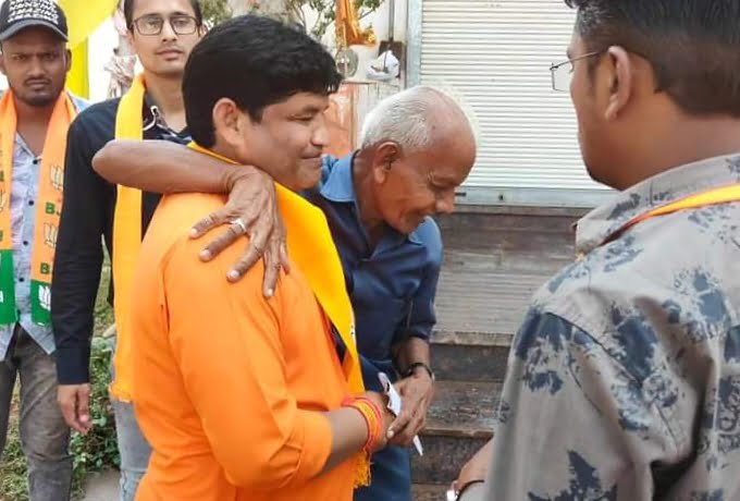 <em>खिलावन के व्यवहार से प्रभावित हो रहे क्षेत्र के नागरिक-- बुजुर्ग दे रहे आशीर्वाद तो वहीं युवा कंधे से कंधे मिलाकर चल रहे, शक्ति विधानसभा में डॉक्टर खिलावन साहू का चल रहा है सघन जनसंपर्क</em>,साल- 2013 से 2018 तक विधायक के रूप में दे चुके हैं अपनी सेवाएं kshititech