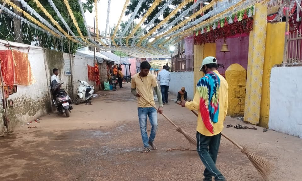 <em>नगर पंचायत अड़भार में नवरात्रि पर पर स्वच्छता अभियान जोरों से, शहर में उमड़ रही है देवी भक्तों की भीड़, सीएमओ के निर्देश में सफाई दरोगा विकास देवांगन जुटे हैं मिशन स्वच्छता में</em>, प्रतिदिन हजारों लोग दिए दर्शन हेतु पहुंच रहे अड़भार, स्वच्छता की मिसाल बना नगर पंचायत अड़भार kshititech