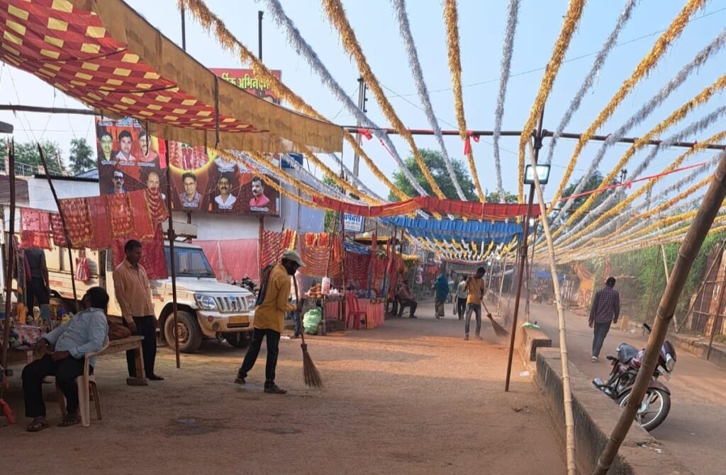 <em>नगर पंचायत अड़भार में नवरात्रि पर पर स्वच्छता अभियान जोरों से, शहर में उमड़ रही है देवी भक्तों की भीड़, सीएमओ के निर्देश में सफाई दरोगा विकास देवांगन जुटे हैं मिशन स्वच्छता में</em>, प्रतिदिन हजारों लोग दिए दर्शन हेतु पहुंच रहे अड़भार, स्वच्छता की मिसाल बना नगर पंचायत अड़भार kshititech