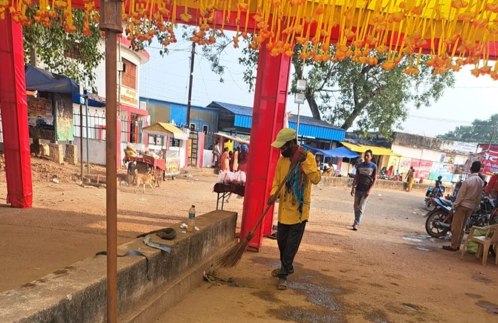 <em>नगर पंचायत अड़भार में नवरात्रि पर पर स्वच्छता अभियान जोरों से, शहर में उमड़ रही है देवी भक्तों की भीड़, सीएमओ के निर्देश में सफाई दरोगा विकास देवांगन जुटे हैं मिशन स्वच्छता में</em>, प्रतिदिन हजारों लोग दिए दर्शन हेतु पहुंच रहे अड़भार, स्वच्छता की मिसाल बना नगर पंचायत अड़भार kshititech