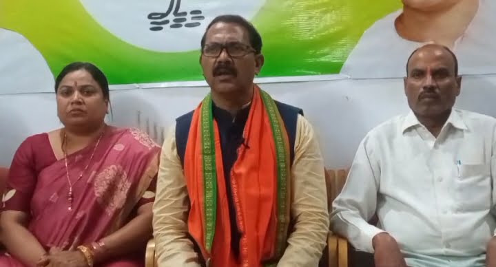 <em>कृष्णकांत चंद्रा ने मांगी प्रशासन से सुरक्षा-- कहा मैं अपने आप को महसूस कर रहा असुरक्षित, सत्ता के नशे में चूर है कांग्रेस, 23 अक्टूबर की घटना को लेकर,महिला मोर्चा महामंत्री मोहन कुमारी साहू ने भी लगाए कांग्रेस नेताओं पर बदसलूकी के आरोप</em>, शक्ति जिले में सीएम की सभा को लेकर रोके गए भाजपा जिला अध्यक्ष चंद्रा <em>कृष्णकांत चंद्रा ने मांगी प्रशासन से सुरक्षा-- कहा मैं अपने आप को महसूस कर रहा असुरक्षित, सत्ता के नशे में चूर है कांग्रेस, 23 अक्टूबर की घटना को लेकर,महिला मोर्चा महामंत्री मोहन कुमारी साहू ने भी लगाए कांग्रेस नेताओं पर बदसलूकी के आरोप</em>, शक्ति जिले में सीएम की सभा को लेकर रोके गए भाजपा जिला अध्यक्ष चंद्रा kshititech