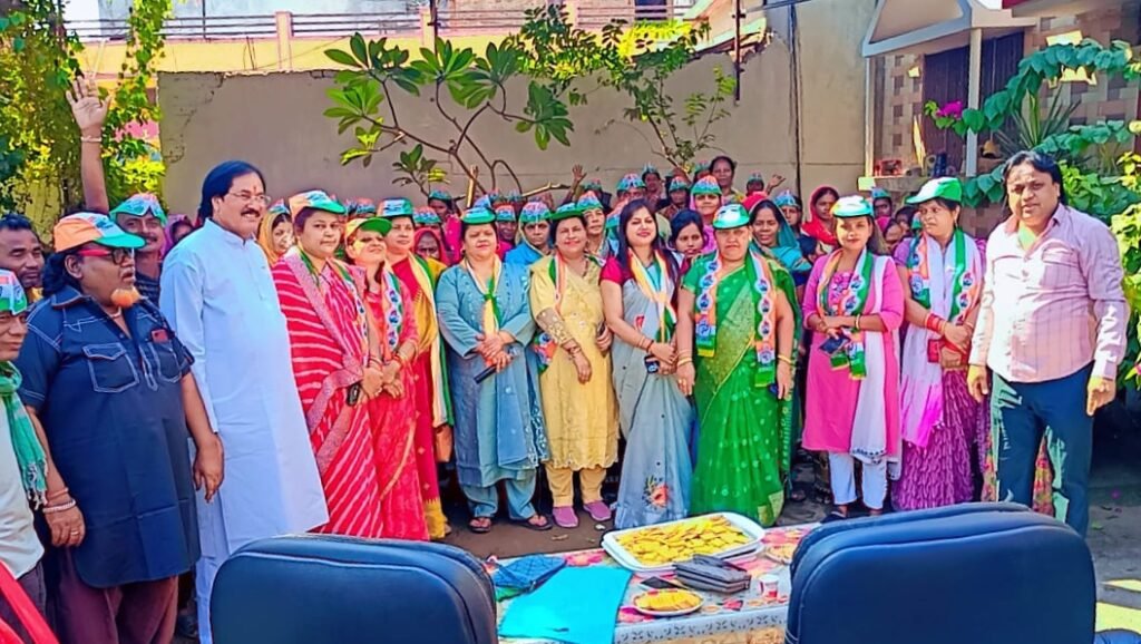 सफेद महल की बहु रानी दिव्या भी उतरी महंत के प्रचार में--<em>कांग्रेस के प्रति महिला मतदाताओं में दिख रहा भारी उत्साह-- नगर पालिका क्षेत्र शक्ति में 29 अक्टूबर को महिला कांग्रेस नेत्रियों ने किया संपर्क अभियान</em>, बघेल सरकार की योजनाओं को लेकर मतदाता फिर से चुनेंगे कांग्रेस की सरकार kshititech