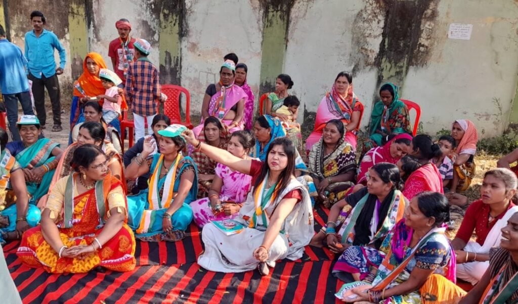 सफेद महल की बहु रानी दिव्या भी उतरी महंत के प्रचार में--<em>कांग्रेस के प्रति महिला मतदाताओं में दिख रहा भारी उत्साह-- नगर पालिका क्षेत्र शक्ति में 29 अक्टूबर को महिला कांग्रेस नेत्रियों ने किया संपर्क अभियान</em>, बघेल सरकार की योजनाओं को लेकर मतदाता फिर से चुनेंगे कांग्रेस की सरकार kshititech