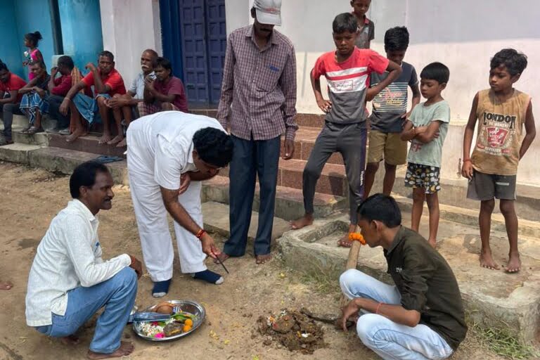 शक्ति मंडी क्षेत्र में बह रही विकास की गंगा-- <em>मंडी अध्यक्ष रूपनारायण साहू ने किया ग्राम पंचायत हरदा के आश्रित ग्राम गौरमुडा में सीसी रोड का भूमि पूजन, करीब 7 लाख की लागत से बनेगी नई सीसी रोड, जिला प्रतिनिधि ठाकुर गुलजार सिंह के प्रयासों से विधानसभा अध्यक्ष महंत ने दिलवाई स्वीकृति</em> शक्ति मंडी क्षेत्र में बह रही विकास की गंगा-- <em>मंडी अध्यक्ष रूपनारायण साहू ने किया ग्राम पंचायत हरदा के आश्रित ग्राम गौरमुडा में सीसी रोड का भूमि पूजन, करीब 7 लाख की लागत से बनेगी नई सीसी रोड, जिला प्रतिनिधि ठाकुर गुलजार सिंह के प्रयासों से विधानसभा अध्यक्ष महंत ने दिलवाई स्वीकृति</em> kshititech