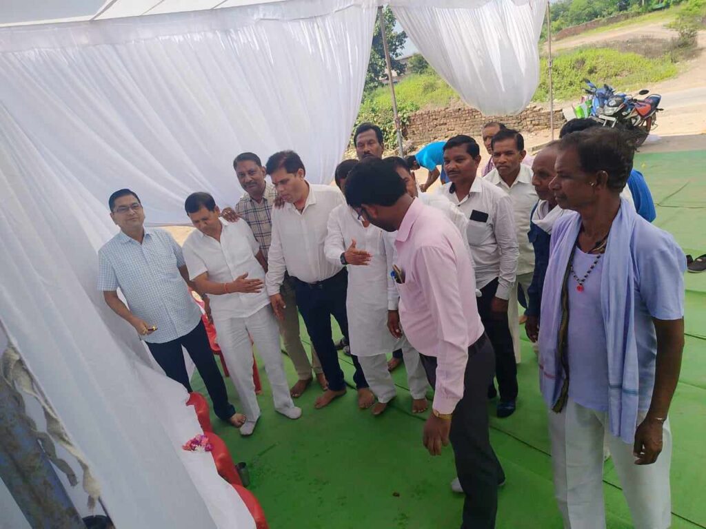 विकास की नींव--सक्ति के <em>कांग्रेस नेताओं ने किया ग्राम पंचायत बासिन में 20 लाख की लागत से बनने वाले दो सामुदायिक भवनों का भूमि पूजन, विधानसभा अध्यक्ष महंत की अनुशंसा से मिली है स्वीकृति, पूर्व नगर पालिका अध्यक्ष श्यामसुंदर ने कहा </em>--<em>महंत जी ने किया है विधानसभा का सर्वांगीण विकास</em> विकास की नींव--सक्ति के <em>कांग्रेस नेताओं ने किया ग्राम पंचायत बासिन में 20 लाख की लागत से बनने वाले दो सामुदायिक भवनों का भूमि पूजन, विधानसभा अध्यक्ष महंत की अनुशंसा से मिली है स्वीकृति, पूर्व नगर पालिका अध्यक्ष श्यामसुंदर ने कहा </em>--<em>महंत जी ने किया है विधानसभा का सर्वांगीण विकास</em> kshititech