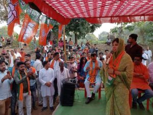 <em>2008 एवम 2013 का इतिहास दोहराएगी चंद्रपुर विधानसभा--जुदेव परिवार की बहु रानी को मिल रहा जनता का आशीर्वाद, हाथी बिगाड़ेगा कांग्रेस का समीकरण, संयोगिता की सक्रियता का मिलेगा भाजपा को फायदा, क्षेत्र में पहली बार भाजपा एकजुट होकर लड़ रही चुनाव, जनता को लुभा रहा संयोगिता का चुनावी अंदाज, युवा ऑटोग्राफ लेने तो वहीं बहने सेल्फी लेने हैं आतुर</em> <em>2008 एवम 2013 का इतिहास दोहराएगी चंद्रपुर विधानसभा--जुदेव परिवार की बहु रानी को मिल रहा जनता का आशीर्वाद, हाथी बिगाड़ेगा कांग्रेस का समीकरण, संयोगिता की सक्रियता का मिलेगा भाजपा को फायदा, क्षेत्र में पहली बार भाजपा एकजुट होकर लड़ रही चुनाव, जनता को लुभा रहा संयोगिता का चुनावी अंदाज, युवा ऑटोग्राफ लेने तो वहीं बहने सेल्फी लेने हैं आतुर</em> kshititech