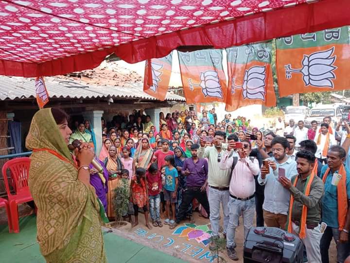 <em>2008 एवम 2013 का इतिहास दोहराएगी चंद्रपुर विधानसभा--जुदेव परिवार की बहु रानी को मिल रहा जनता का आशीर्वाद, हाथी बिगाड़ेगा कांग्रेस का समीकरण, संयोगिता की सक्रियता का मिलेगा भाजपा को फायदा, क्षेत्र में पहली बार भाजपा एकजुट होकर लड़ रही चुनाव, जनता को लुभा रहा संयोगिता का चुनावी अंदाज, युवा ऑटोग्राफ लेने तो वहीं बहने सेल्फी लेने हैं आतुर</em> <em>2008 एवम 2013 का इतिहास दोहराएगी चंद्रपुर विधानसभा--जुदेव परिवार की बहु रानी को मिल रहा जनता का आशीर्वाद, हाथी बिगाड़ेगा कांग्रेस का समीकरण, संयोगिता की सक्रियता का मिलेगा भाजपा को फायदा, क्षेत्र में पहली बार भाजपा एकजुट होकर लड़ रही चुनाव, जनता को लुभा रहा संयोगिता का चुनावी अंदाज, युवा ऑटोग्राफ लेने तो वहीं बहने सेल्फी लेने हैं आतुर</em> kshititech