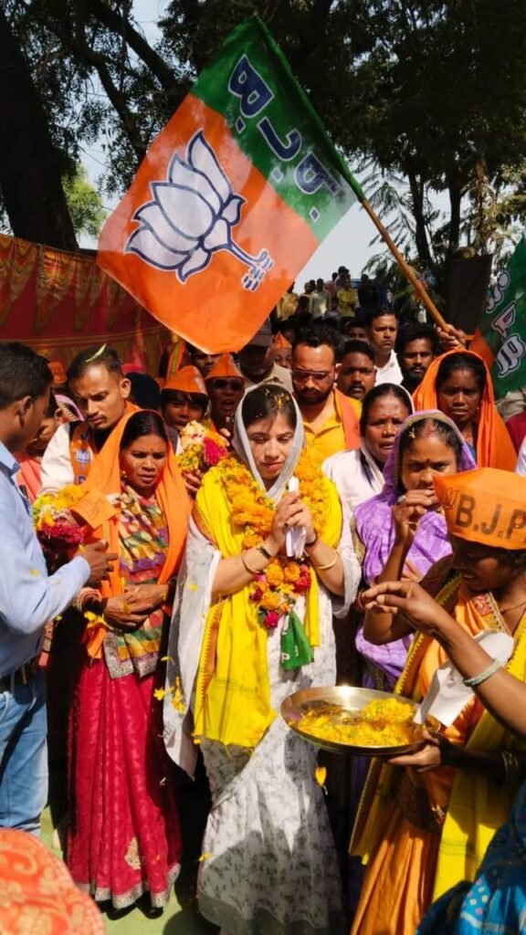 <em>चंद्रपुर की बदलेगी तस्वीर-- 9 नवंबर को संयोगिता सिंह को जिताने भारत के गृहमंत्री अमित शाह लेंगे डभरा में बड़ी जनसभा, अमित शाह की सभा को लेकर भाजपा जुटी तैयारीयो में, संयोगिता सिंह का चल रहा धुआंधार प्रचार, चंद्रपुर की बदल जाएगी इस बार तस्वीर</em>, बहु रानी को मिल रहा क्षेत्र वासियों का भरपूर समर्थन kshititech