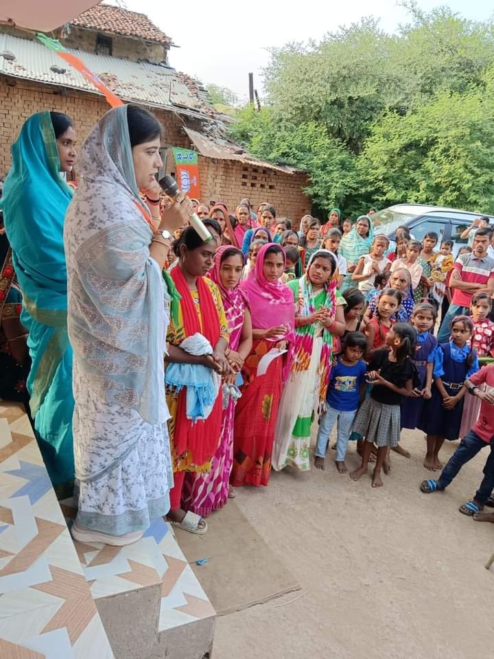 <em>चंद्रपुर की बदलेगी तस्वीर-- 9 नवंबर को संयोगिता सिंह को जिताने भारत के गृहमंत्री अमित शाह लेंगे डभरा में बड़ी जनसभा, अमित शाह की सभा को लेकर भाजपा जुटी तैयारीयो में, संयोगिता सिंह का चल रहा धुआंधार प्रचार, चंद्रपुर की बदल जाएगी इस बार तस्वीर</em>, बहु रानी को मिल रहा क्षेत्र वासियों का भरपूर समर्थन kshititech