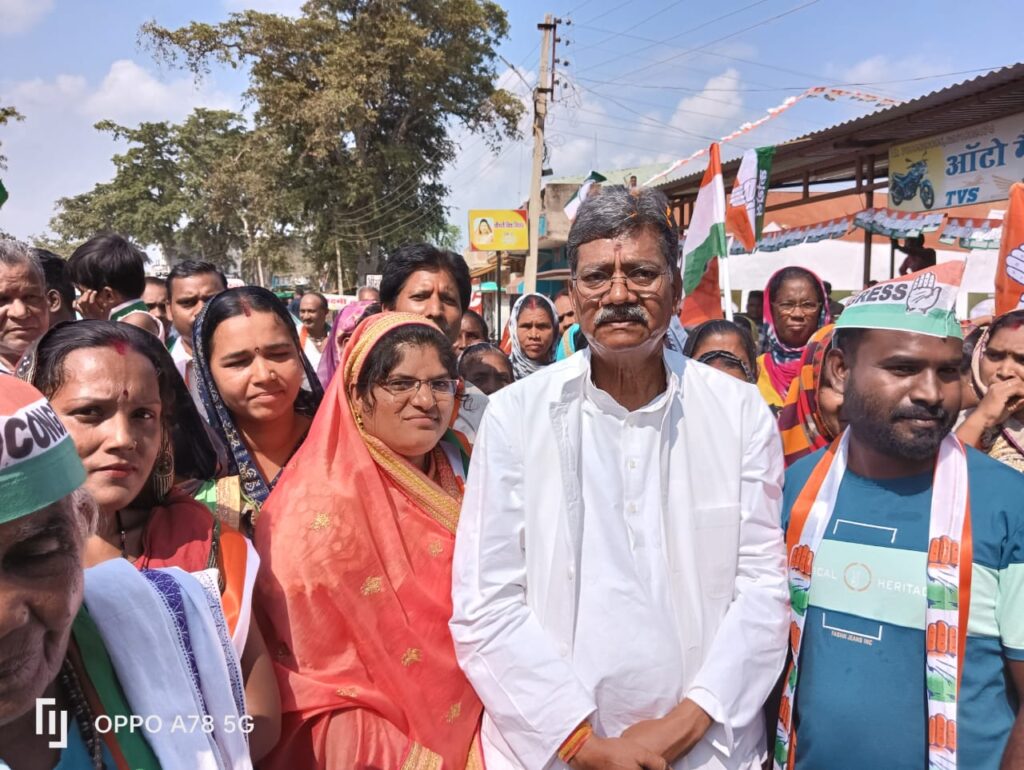 <em>शक्ति क्षेत्र में कांग्रेस प्रत्याशी महंत का चालू हुआ जनसंपर्क--जिले के प्रभारी मंत्री जयसिंह अग्रवाल भी रहे महंत के साथ मौजूद, महंत ने कहा भाजपा 15 सालों में नहीं बना सकी शक्ति को जिला, आपने मुझे चुना विधायक, मैंने किया अपना फर्ज अदा</em> <em>शक्ति क्षेत्र में कांग्रेस प्रत्याशी महंत का चालू हुआ जनसंपर्क--जिले के प्रभारी मंत्री जयसिंह अग्रवाल भी रहे महंत के साथ मौजूद, महंत ने कहा भाजपा 15 सालों में नहीं बना सकी शक्ति को जिला, आपने मुझे चुना विधायक, मैंने किया अपना फर्ज अदा</em> kshititech