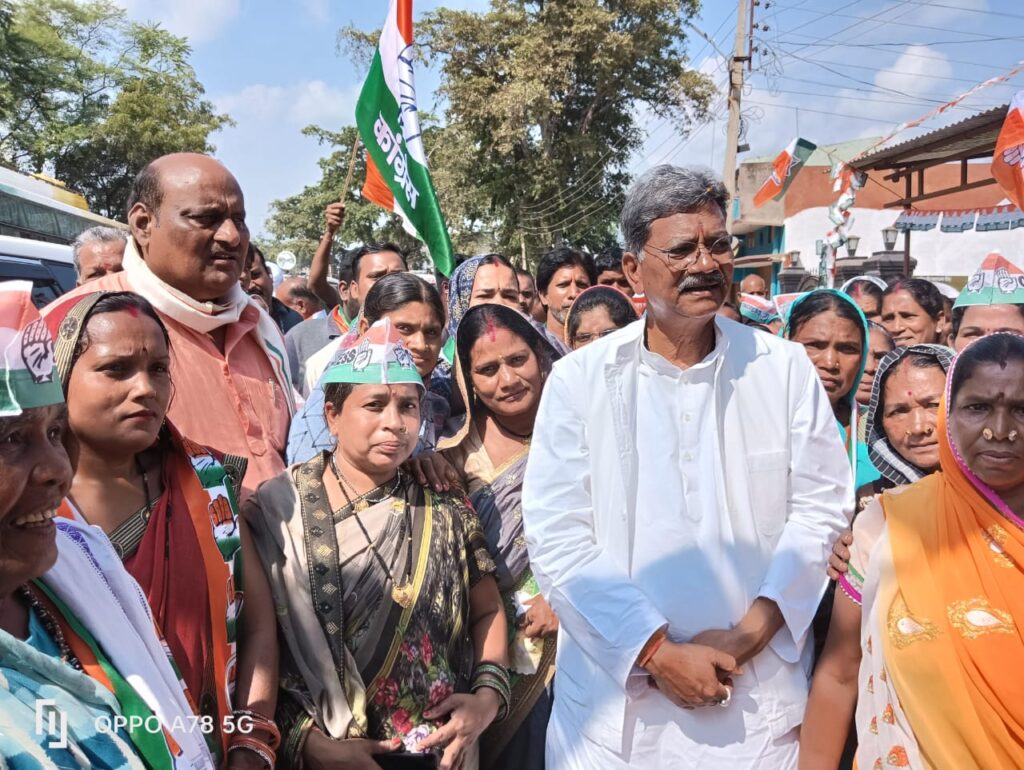<em>शक्ति क्षेत्र में कांग्रेस प्रत्याशी महंत का चालू हुआ जनसंपर्क--जिले के प्रभारी मंत्री जयसिंह अग्रवाल भी रहे महंत के साथ मौजूद, महंत ने कहा भाजपा 15 सालों में नहीं बना सकी शक्ति को जिला, आपने मुझे चुना विधायक, मैंने किया अपना फर्ज अदा</em> <em>शक्ति क्षेत्र में कांग्रेस प्रत्याशी महंत का चालू हुआ जनसंपर्क--जिले के प्रभारी मंत्री जयसिंह अग्रवाल भी रहे महंत के साथ मौजूद, महंत ने कहा भाजपा 15 सालों में नहीं बना सकी शक्ति को जिला, आपने मुझे चुना विधायक, मैंने किया अपना फर्ज अदा</em> kshititech