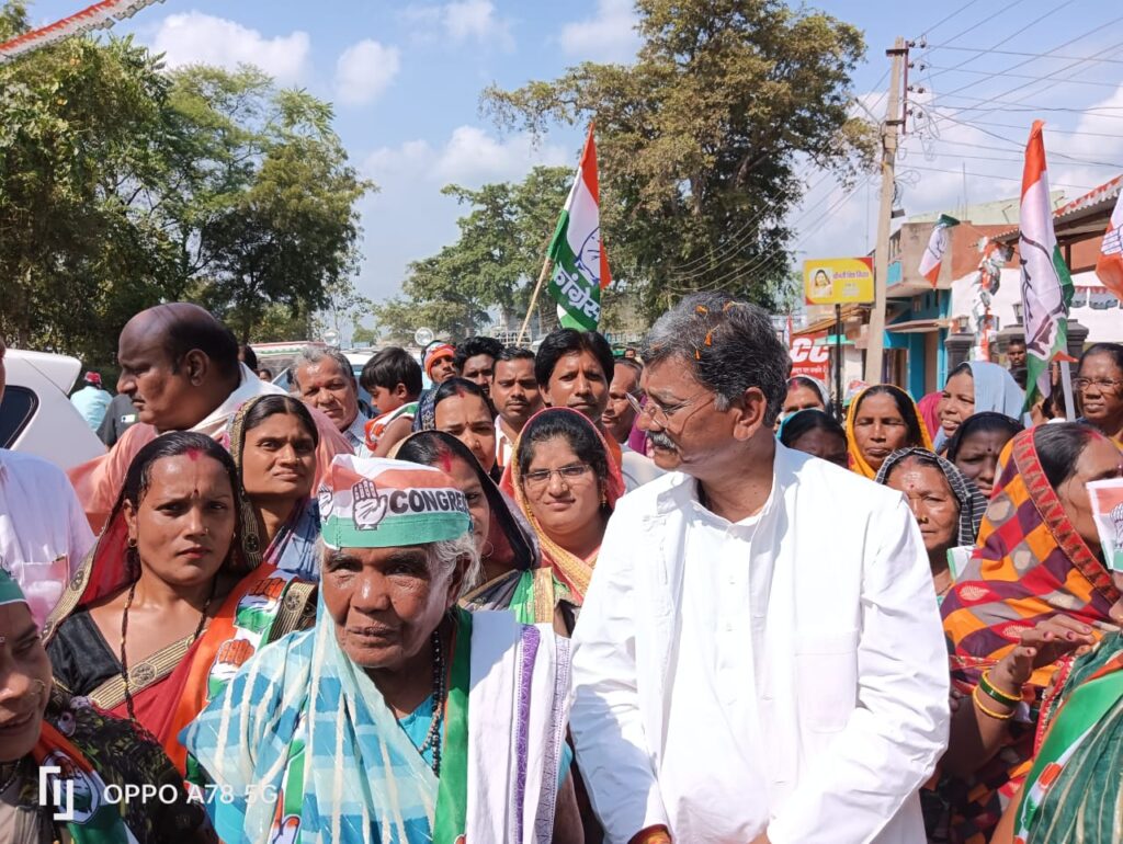 <em>शक्ति क्षेत्र में कांग्रेस प्रत्याशी महंत का चालू हुआ जनसंपर्क--जिले के प्रभारी मंत्री जयसिंह अग्रवाल भी रहे महंत के साथ मौजूद, महंत ने कहा भाजपा 15 सालों में नहीं बना सकी शक्ति को जिला, आपने मुझे चुना विधायक, मैंने किया अपना फर्ज अदा</em> <em>शक्ति क्षेत्र में कांग्रेस प्रत्याशी महंत का चालू हुआ जनसंपर्क--जिले के प्रभारी मंत्री जयसिंह अग्रवाल भी रहे महंत के साथ मौजूद, महंत ने कहा भाजपा 15 सालों में नहीं बना सकी शक्ति को जिला, आपने मुझे चुना विधायक, मैंने किया अपना फर्ज अदा</em> kshititech