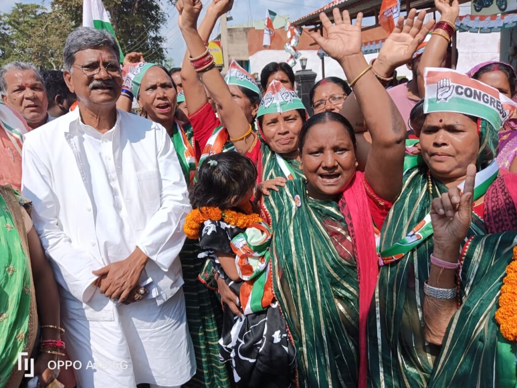 <em>शक्ति क्षेत्र में कांग्रेस प्रत्याशी महंत का चालू हुआ जनसंपर्क--जिले के प्रभारी मंत्री जयसिंह अग्रवाल भी रहे महंत के साथ मौजूद, महंत ने कहा भाजपा 15 सालों में नहीं बना सकी शक्ति को जिला, आपने मुझे चुना विधायक, मैंने किया अपना फर्ज अदा</em> <em>शक्ति क्षेत्र में कांग्रेस प्रत्याशी महंत का चालू हुआ जनसंपर्क--जिले के प्रभारी मंत्री जयसिंह अग्रवाल भी रहे महंत के साथ मौजूद, महंत ने कहा भाजपा 15 सालों में नहीं बना सकी शक्ति को जिला, आपने मुझे चुना विधायक, मैंने किया अपना फर्ज अदा</em> kshititech