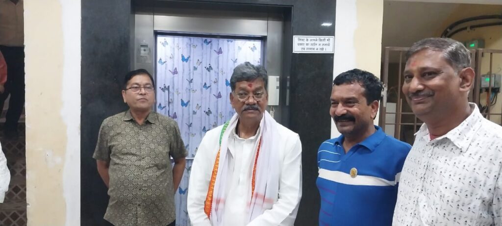 <em>कांग्रेस सरकार आने पर शक्ति में खुलेगा कृषि महाविद्यालय, इंजीनियरिंग कॉलेज और भी मिलेंगी ढेरो सौगाते-- डॉक्टर चरणदास महंत, अग्रवाल समाज की मांग पर सरकार बनने पर दिया कन्या भवन हेतु जमीन आवंटन करने का आश्वासन,शक्ति में चुनाव कार्यालय का महंत-जयसिंह ने किया उद्घाटन,पूर्व मंत्री नोबेल वर्मा के निवास पर भी पहुंचे कांग्रेस नेता</em> <em>कांग्रेस सरकार आने पर शक्ति में खुलेगा कृषि महाविद्यालय, इंजीनियरिंग कॉलेज और भी मिलेंगी ढेरो सौगाते-- डॉक्टर चरणदास महंत, अग्रवाल समाज की मांग पर सरकार बनने पर दिया कन्या भवन हेतु जमीन आवंटन करने का आश्वासन,शक्ति में चुनाव कार्यालय का महंत-जयसिंह ने किया उद्घाटन,पूर्व मंत्री नोबेल वर्मा के निवास पर भी पहुंचे कांग्रेस नेता</em> kshititech