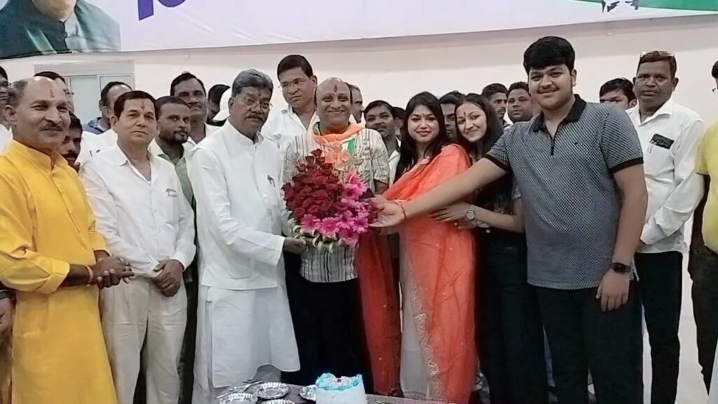 <em>गेवाडीन के जन्मदिन पर महंत ने काटा केक-- कांग्रेस जनों की उपस्थिति में गेवाडीन को बधाई देते हुए कराया गया मुंह मीठा, विधायक प्रतिनिधि के साथ ही कांग्रेस कोषाध्यक्ष है नरेश गेवाड़ीन, सुबह से ही बधाइयां देने वाले लोगों का लगा रहा तांता, 4 नवंबर को नरेश का जन्मदिन रहा यादगार,गेवाडीन दंपति ने किया सभी सम्माननीय जनों का आभार व्यक्त</em> <em>गेवाडीन के जन्मदिन पर महंत ने काटा केक-- कांग्रेस जनों की उपस्थिति में गेवाडीन को बधाई देते हुए कराया गया मुंह मीठा, विधायक प्रतिनिधि के साथ ही कांग्रेस कोषाध्यक्ष है नरेश गेवाड़ीन, सुबह से ही बधाइयां देने वाले लोगों का लगा रहा तांता, 4 नवंबर को नरेश का जन्मदिन रहा यादगार,गेवाडीन दंपति ने किया सभी सम्माननीय जनों का आभार व्यक्त</em> kshititech