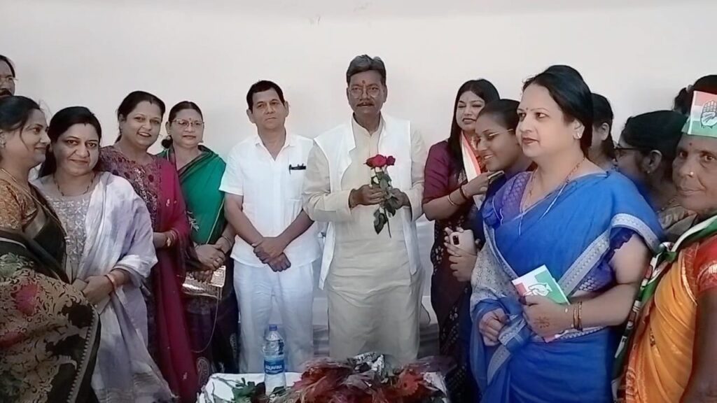 <em>कांग्रेस की कर्ज माफी की घोषणा पर महिला समूहों ने विधानसभा अध्यक्ष महंत का किया आभार व्यक्त, 6 नवंबर की बैठक में महिलाओं में दिखा उत्साह, महिला प्रतिनिधियों ने कहा- फिर से चुनेंगे कांग्रेस की सरकार, विधानसभा अध्यक्ष महंत रहे बैठक में मौजूद, हजारों महिलाओं की उपस्थिति में महिलाओं ने कहा-कांग्रेस को जीत देंगे तभी हमारा कर्ज माफी का फर्ज होगा अदा</em> <em>कांग्रेस की कर्ज माफी की घोषणा पर महिला समूहों ने विधानसभा अध्यक्ष महंत का किया आभार व्यक्त, 6 नवंबर की बैठक में महिलाओं में दिखा उत्साह, महिला प्रतिनिधियों ने कहा- फिर से चुनेंगे कांग्रेस की सरकार, विधानसभा अध्यक्ष महंत रहे बैठक में मौजूद, हजारों महिलाओं की उपस्थिति में महिलाओं ने कहा-कांग्रेस को जीत देंगे तभी हमारा कर्ज माफी का फर्ज होगा अदा</em> kshititech