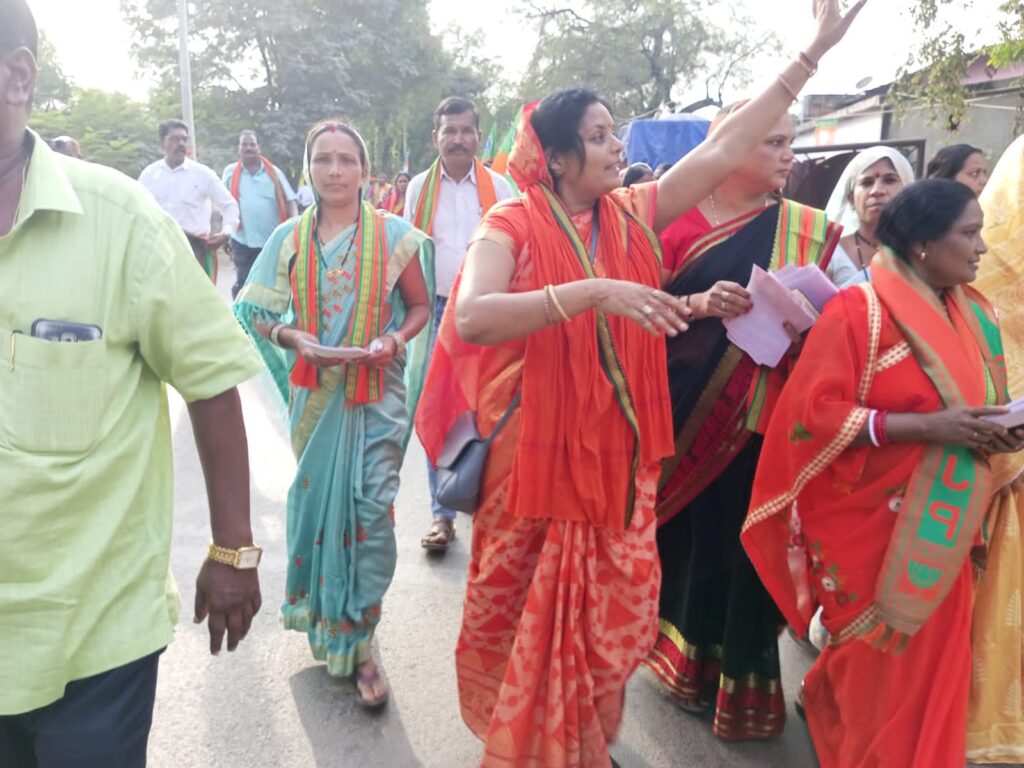 सविता का जनसंपर्क--<em>भाजपा प्रत्याशी कृष्णकांत की धर्मपत्नी सविता चंद्रा भी घर-घर जाकर लोगों से कर रही भाजपा को समर्थन की अपील, सविता ने कहा- 15 सालों में अवरुद्ध रहा जैजैपुर का विकास, बीजेपी करेगी क्षेत्र का सर्वांगीण विकास</em> सविता का जनसंपर्क--<em>भाजपा प्रत्याशी कृष्णकांत की धर्मपत्नी सविता चंद्रा भी घर-घर जाकर लोगों से कर रही भाजपा को समर्थन की अपील, सविता ने कहा- 15 सालों में अवरुद्ध रहा जैजैपुर का विकास, बीजेपी करेगी क्षेत्र का सर्वांगीण विकास</em> kshititech
