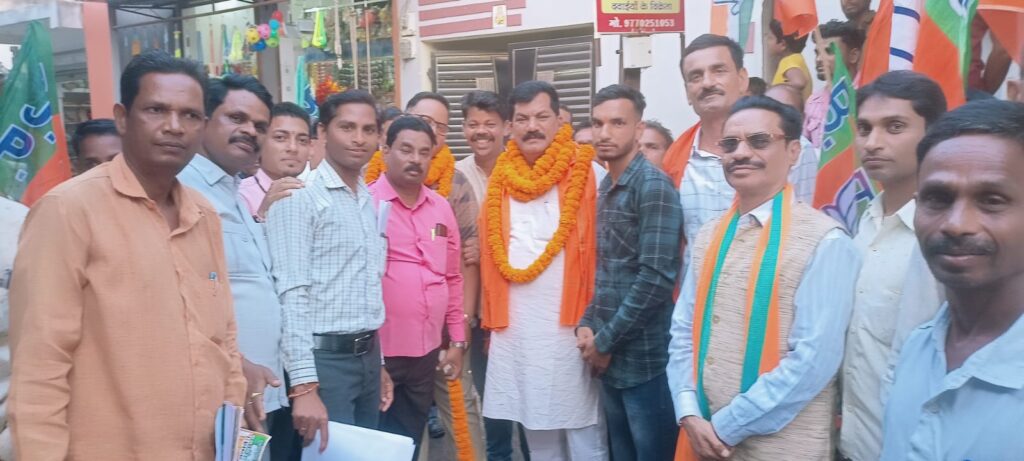 <em>पूर्व मंडी अध्यक्ष चूड़ामणि ने थामा भाजपा का दामन, तो वहीं कांग्रेस ने तत्काल किया पार्टी से निष्कासित, शक्ति विधानसभा क्षेत्र के दिग्गज नेता के रूप में पहचान है चूड़ामणि की</em> <em>पूर्व मंडी अध्यक्ष चूड़ामणि ने थामा भाजपा का दामन, तो वहीं कांग्रेस ने तत्काल किया पार्टी से निष्कासित, शक्ति विधानसभा क्षेत्र के दिग्गज नेता के रूप में पहचान है चूड़ामणि की</em> kshititech