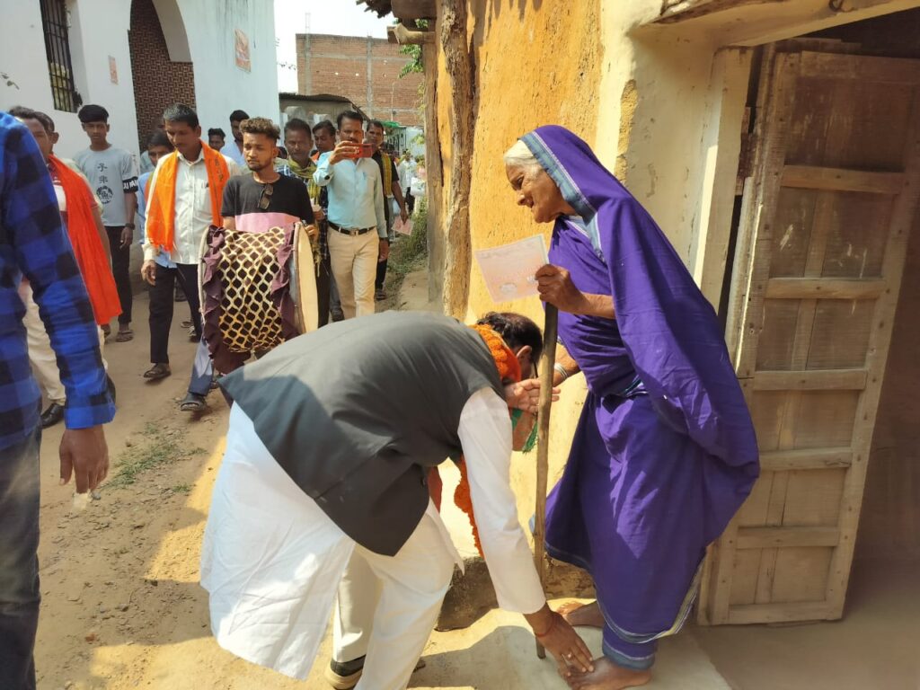<em>कृष्णकांत चंद्रा का सघन जनसंपर्क-- गांव- गांव में लोग कह रहे चल रही भाजपा की लहर, 18 लाख गरीब परिवारों को दिया जाएगा पक्का मकान-कृष्णकांत चंद्रा</em> <em>कृष्णकांत चंद्रा का सघन जनसंपर्क-- गांव- गांव में लोग कह रहे चल रही भाजपा की लहर, 18 लाख गरीब परिवारों को दिया जाएगा पक्का मकान-कृष्णकांत चंद्रा</em> kshititech