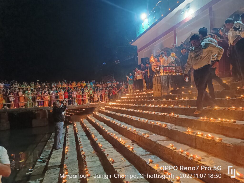 <em>दीपावली पर्व पर तुर्रीधाम के शिव मंदिर में महाकाल के भक्तों ने करी दीपों की रोशनी, आकाश में पटाखे छोड़कर लगाएं बोल बम की जयकारे, 26 नवंबर को होगा तुर्रीधाम में भव्य दीपावली पर्व का आयोजन</em> <em>दीपावली पर्व पर तुर्रीधाम के शिव मंदिर में महाकाल के भक्तों ने करी दीपों की रोशनी, आकाश में पटाखे छोड़कर लगाएं बोल बम की जयकारे, 26 नवंबर को होगा तुर्रीधाम में भव्य दीपावली पर्व का आयोजन</em> kshititech