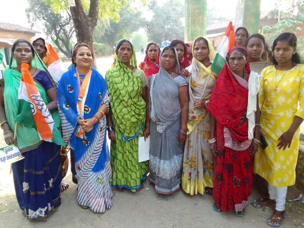 <em>महंत के पक्ष में सफेद महल की बहुरानी दिव्या सिंह ने किया प्रचार प्रसार,गांव- गांव का दौरा कर रही दिव्या सिंह, दिव्या सिंह ने कहा- भूपेश बघेल ने दिया है महिलाओं को सम्मान, कांग्रेस को करें समर्थन, महंत जी ने बनाया शक्ति को जिला, 17 नवंबर को वोट दें डॉक्टर चरणदास महंत को</em> <em>महंत के पक्ष में सफेद महल की बहुरानी दिव्या सिंह ने किया प्रचार प्रसार,गांव- गांव का दौरा कर रही दिव्या सिंह, दिव्या सिंह ने कहा- भूपेश बघेल ने दिया है महिलाओं को सम्मान, कांग्रेस को करें समर्थन, महंत जी ने बनाया शक्ति को जिला, 17 नवंबर को वोट दें डॉक्टर चरणदास महंत को</em> kshititech