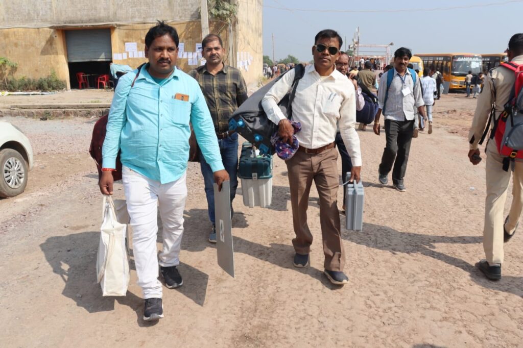 <em>लोकतंत्र के महापर्व की तैयारीया-- शक्ति जिले के कलेक्टर/एसपी ने किया मतदान दलों को रवाना, 16 नवंबर की सुबह शहर के मंडी प्रांगण से रवाना हुई पोलिंग पार्टियां,शत- प्रतिशत मतदान के लक्ष्य को पूर्ण करने चुनावी अमला सजग, कलेक्टर नूपुर ने कहा-- निष्ठा के साथ संपन्न कराये शांतिपूर्ण मतदान, कलेक्टर ने कहा- ऑल द बेस्ट</em> <em>लोकतंत्र के महापर्व की तैयारीया-- शक्ति जिले के कलेक्टर/एसपी ने किया मतदान दलों को रवाना, 16 नवंबर की सुबह शहर के मंडी प्रांगण से रवाना हुई पोलिंग पार्टियां,शत- प्रतिशत मतदान के लक्ष्य को पूर्ण करने चुनावी अमला सजग, कलेक्टर नूपुर ने कहा-- निष्ठा के साथ संपन्न कराये शांतिपूर्ण मतदान, कलेक्टर ने कहा- ऑल द बेस्ट</em> kshititech