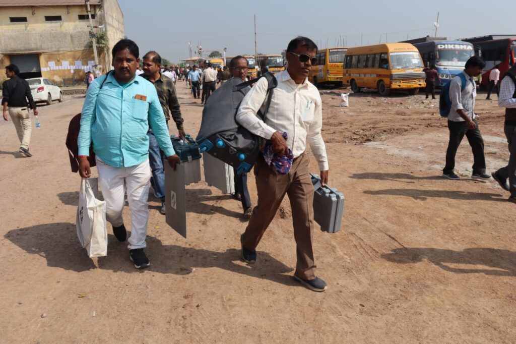<em>लोकतंत्र के महापर्व की तैयारीया-- शक्ति जिले के कलेक्टर/एसपी ने किया मतदान दलों को रवाना, 16 नवंबर की सुबह शहर के मंडी प्रांगण से रवाना हुई पोलिंग पार्टियां,शत- प्रतिशत मतदान के लक्ष्य को पूर्ण करने चुनावी अमला सजग, कलेक्टर नूपुर ने कहा-- निष्ठा के साथ संपन्न कराये शांतिपूर्ण मतदान, कलेक्टर ने कहा- ऑल द बेस्ट</em> <em>लोकतंत्र के महापर्व की तैयारीया-- शक्ति जिले के कलेक्टर/एसपी ने किया मतदान दलों को रवाना, 16 नवंबर की सुबह शहर के मंडी प्रांगण से रवाना हुई पोलिंग पार्टियां,शत- प्रतिशत मतदान के लक्ष्य को पूर्ण करने चुनावी अमला सजग, कलेक्टर नूपुर ने कहा-- निष्ठा के साथ संपन्न कराये शांतिपूर्ण मतदान, कलेक्टर ने कहा- ऑल द बेस्ट</em> kshititech