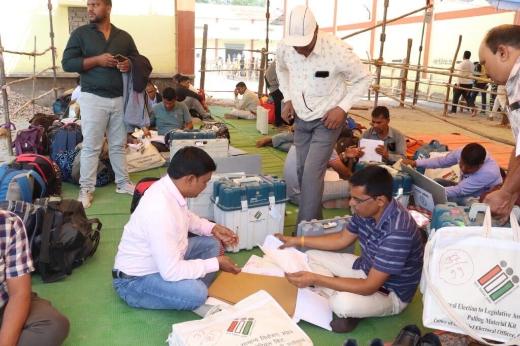 <em>लोकतंत्र के महापर्व की तैयारीया-- शक्ति जिले के कलेक्टर/एसपी ने किया मतदान दलों को रवाना, 16 नवंबर की सुबह शहर के मंडी प्रांगण से रवाना हुई पोलिंग पार्टियां,शत- प्रतिशत मतदान के लक्ष्य को पूर्ण करने चुनावी अमला सजग, कलेक्टर नूपुर ने कहा-- निष्ठा के साथ संपन्न कराये शांतिपूर्ण मतदान, कलेक्टर ने कहा- ऑल द बेस्ट</em> <em>लोकतंत्र के महापर्व की तैयारीया-- शक्ति जिले के कलेक्टर/एसपी ने किया मतदान दलों को रवाना, 16 नवंबर की सुबह शहर के मंडी प्रांगण से रवाना हुई पोलिंग पार्टियां,शत- प्रतिशत मतदान के लक्ष्य को पूर्ण करने चुनावी अमला सजग, कलेक्टर नूपुर ने कहा-- निष्ठा के साथ संपन्न कराये शांतिपूर्ण मतदान, कलेक्टर ने कहा- ऑल द बेस्ट</em> kshititech