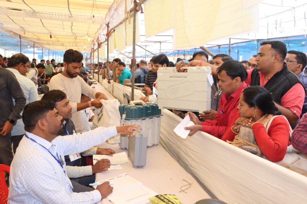 <em>लोकतंत्र के महापर्व की तैयारीया-- शक्ति जिले के कलेक्टर/एसपी ने किया मतदान दलों को रवाना, 16 नवंबर की सुबह शहर के मंडी प्रांगण से रवाना हुई पोलिंग पार्टियां,शत- प्रतिशत मतदान के लक्ष्य को पूर्ण करने चुनावी अमला सजग, कलेक्टर नूपुर ने कहा-- निष्ठा के साथ संपन्न कराये शांतिपूर्ण मतदान, कलेक्टर ने कहा- ऑल द बेस्ट</em> <em>लोकतंत्र के महापर्व की तैयारीया-- शक्ति जिले के कलेक्टर/एसपी ने किया मतदान दलों को रवाना, 16 नवंबर की सुबह शहर के मंडी प्रांगण से रवाना हुई पोलिंग पार्टियां,शत- प्रतिशत मतदान के लक्ष्य को पूर्ण करने चुनावी अमला सजग, कलेक्टर नूपुर ने कहा-- निष्ठा के साथ संपन्न कराये शांतिपूर्ण मतदान, कलेक्टर ने कहा- ऑल द बेस्ट</em> kshititech