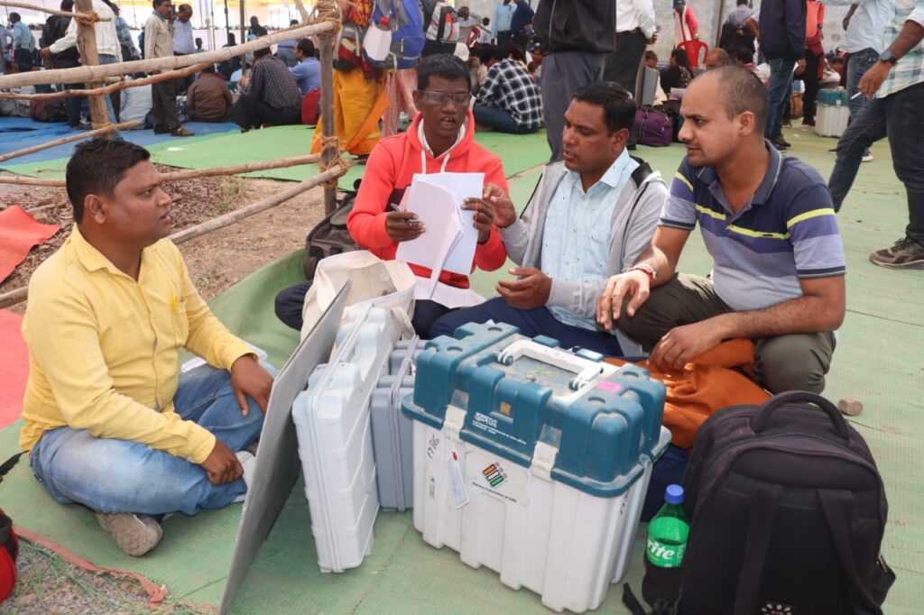 <em>लोकतंत्र के महापर्व की तैयारीया-- शक्ति जिले के कलेक्टर/एसपी ने किया मतदान दलों को रवाना, 16 नवंबर की सुबह शहर के मंडी प्रांगण से रवाना हुई पोलिंग पार्टियां,शत- प्रतिशत मतदान के लक्ष्य को पूर्ण करने चुनावी अमला सजग, कलेक्टर नूपुर ने कहा-- निष्ठा के साथ संपन्न कराये शांतिपूर्ण मतदान, कलेक्टर ने कहा- ऑल द बेस्ट</em> <em>लोकतंत्र के महापर्व की तैयारीया-- शक्ति जिले के कलेक्टर/एसपी ने किया मतदान दलों को रवाना, 16 नवंबर की सुबह शहर के मंडी प्रांगण से रवाना हुई पोलिंग पार्टियां,शत- प्रतिशत मतदान के लक्ष्य को पूर्ण करने चुनावी अमला सजग, कलेक्टर नूपुर ने कहा-- निष्ठा के साथ संपन्न कराये शांतिपूर्ण मतदान, कलेक्टर ने कहा- ऑल द बेस्ट</em> kshititech