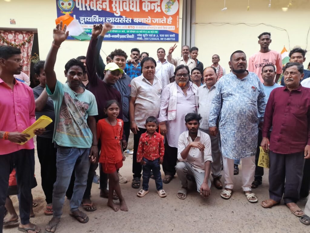 <em>शक्ति में कांग्रेस ने मतदान के एक दिन पूर्व झोंकी ताकत-- वार्ड, वार्ड में घूम रहे जनप्रतिनिधि, महंत दंपति भी निकले घर-घर वोट मांगने, पूर्व मंत्री नोबेल वर्मा, जनपद अध्यक्ष राजेश राठौर भी रहे साथ</em>, शक्ति को जिला बनाने का लाभ मिल सकता है महंत को चुनाव में kshititech