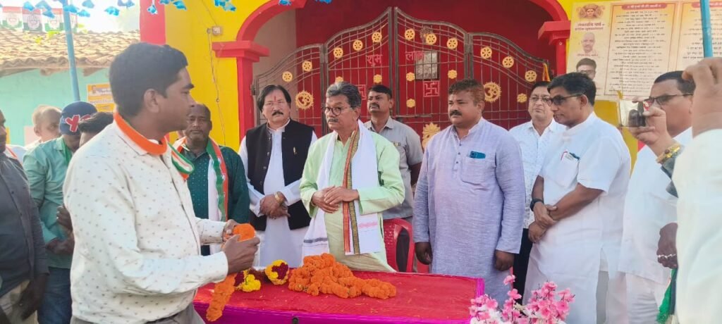 <em>शक्ति में कांग्रेस ने मतदान के एक दिन पूर्व झोंकी ताकत-- वार्ड, वार्ड में घूम रहे जनप्रतिनिधि, महंत दंपति भी निकले घर-घर वोट मांगने, पूर्व मंत्री नोबेल वर्मा, जनपद अध्यक्ष राजेश राठौर भी रहे साथ</em>, शक्ति को जिला बनाने का लाभ मिल सकता है महंत को चुनाव में kshititech