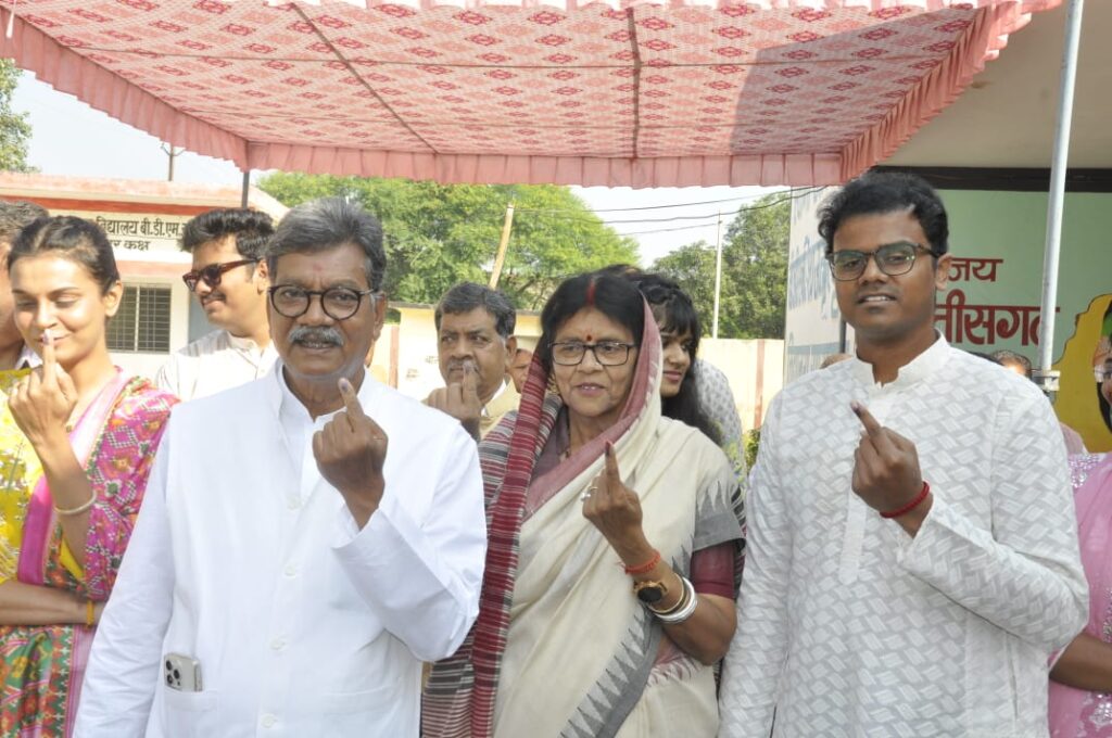 <em>विधायक प्रत्याशियों की किस्मत EVM में कैद, 3 दिसंबर को खुलेगी किस्मत,छत्तीसगढ़ में औसतन 70% मतदान की संभावना, निर्वाचन आयोग की सजगता से शादी- विवाह की तरह सजे रहे पोलिंग बूथ,शक्ति जिले में शांतिपूर्ण संपन्न हुआ मतदान, नव मतदाताओं में दिखा उत्साह तो वहीं दिव्यांगों ने भी किया मतदान, चरणदास में सारागांव तो वहीं खिलावन ने किया नगरदा में मतदान</em> <em>विधायक प्रत्याशियों की किस्मत EVM में कैद, 3 दिसंबर को खुलेगी किस्मत,छत्तीसगढ़ में औसतन 70% मतदान की संभावना, निर्वाचन आयोग की सजगता से शादी- विवाह की तरह सजे रहे पोलिंग बूथ,शक्ति जिले में शांतिपूर्ण संपन्न हुआ मतदान, नव मतदाताओं में दिखा उत्साह तो वहीं दिव्यांगों ने भी किया मतदान, चरणदास में सारागांव तो वहीं खिलावन ने किया नगरदा में मतदान</em> kshititech