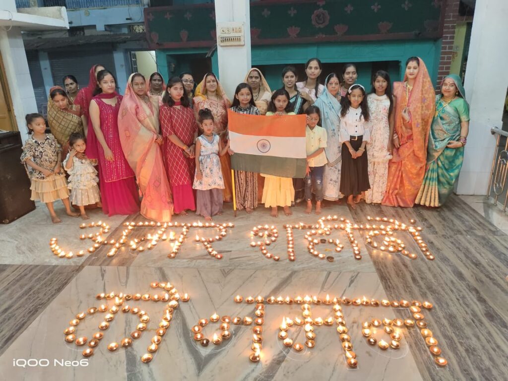 <em>सिवनी में मनी अनोखी दिवाली--शहीद हुए भारत रक्षकों को भावपूर्ण श्रद्धांजलि देने प्रज्वलित किए 351 दीपक</em>, गांव के पूर्व सैनिकों का किया गया सम्मान, मां दुर्गा जन कल्याण समिति एवं रक्तदाता क्रांति समूह ने किया था आयोजन <em>सिवनी में मनी अनोखी दिवाली--शहीद हुए भारत रक्षकों को भावपूर्ण श्रद्धांजलि देने प्रज्वलित किए 351 दीपक</em>, गांव के पूर्व सैनिकों का किया गया सम्मान, मां दुर्गा जन कल्याण समिति एवं रक्तदाता क्रांति समूह ने किया था आयोजन kshititech