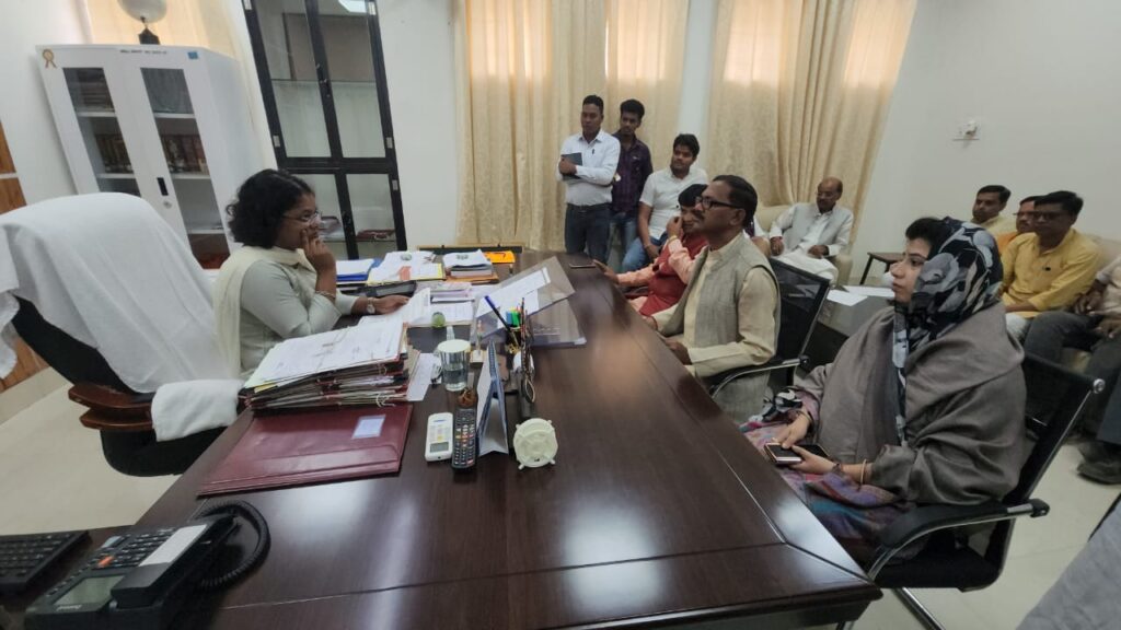<em>मतगणना के ठीक पहले शक्ति जिले में भाजपा ने लगा दिया प्रशासन पर गंभीर आरोप- भाजपा प्रत्याशियों ने कहा बैलेट पेपर की सुरक्षा में की जा रही कोताही, मतदान केंद्रों में भी अव्यवस्था का रहा आलम, भाजपा जिला अध्यक्ष कृष्णकांत चंद्रा के नेतृत्व में कलेक्टर को सौपा ज्ञापन, जिला अध्यक्ष चंद्रा ने कहा- मतदान में हेराफेरी की दिख रही संभावनाएं,पूर्व में भी चंद्रा ने करी थी कलेक्टर/एसपी की निर्वाचन आयोग से शिकायत</em> <em>मतगणना के ठीक पहले शक्ति जिले में भाजपा ने लगा दिया प्रशासन पर गंभीर आरोप- भाजपा प्रत्याशियों ने कहा बैलेट पेपर की सुरक्षा में की जा रही कोताही, मतदान केंद्रों में भी अव्यवस्था का रहा आलम, भाजपा जिला अध्यक्ष कृष्णकांत चंद्रा के नेतृत्व में कलेक्टर को सौपा ज्ञापन, जिला अध्यक्ष चंद्रा ने कहा- मतदान में हेराफेरी की दिख रही संभावनाएं,पूर्व में भी चंद्रा ने करी थी कलेक्टर/एसपी की निर्वाचन आयोग से शिकायत</em> kshititech