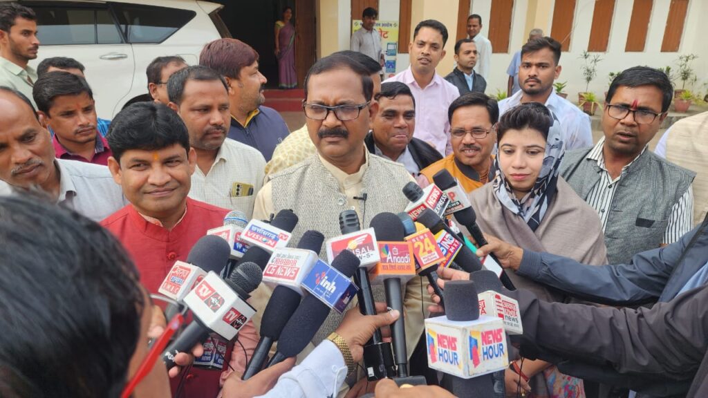 <em>मतगणना के ठीक पहले शक्ति जिले में भाजपा ने लगा दिया प्रशासन पर गंभीर आरोप- भाजपा प्रत्याशियों ने कहा बैलेट पेपर की सुरक्षा में की जा रही कोताही, मतदान केंद्रों में भी अव्यवस्था का रहा आलम, भाजपा जिला अध्यक्ष कृष्णकांत चंद्रा के नेतृत्व में कलेक्टर को सौपा ज्ञापन, जिला अध्यक्ष चंद्रा ने कहा- मतदान में हेराफेरी की दिख रही संभावनाएं,पूर्व में भी चंद्रा ने करी थी कलेक्टर/एसपी की निर्वाचन आयोग से शिकायत</em> <em>मतगणना के ठीक पहले शक्ति जिले में भाजपा ने लगा दिया प्रशासन पर गंभीर आरोप- भाजपा प्रत्याशियों ने कहा बैलेट पेपर की सुरक्षा में की जा रही कोताही, मतदान केंद्रों में भी अव्यवस्था का रहा आलम, भाजपा जिला अध्यक्ष कृष्णकांत चंद्रा के नेतृत्व में कलेक्टर को सौपा ज्ञापन, जिला अध्यक्ष चंद्रा ने कहा- मतदान में हेराफेरी की दिख रही संभावनाएं,पूर्व में भी चंद्रा ने करी थी कलेक्टर/एसपी की निर्वाचन आयोग से शिकायत</em> kshititech
