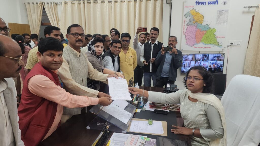 <em>मतगणना के ठीक पहले शक्ति जिले में भाजपा ने लगा दिया प्रशासन पर गंभीर आरोप- भाजपा प्रत्याशियों ने कहा बैलेट पेपर की सुरक्षा में की जा रही कोताही, मतदान केंद्रों में भी अव्यवस्था का रहा आलम, भाजपा जिला अध्यक्ष कृष्णकांत चंद्रा के नेतृत्व में कलेक्टर को सौपा ज्ञापन, जिला अध्यक्ष चंद्रा ने कहा- मतदान में हेराफेरी की दिख रही संभावनाएं,पूर्व में भी चंद्रा ने करी थी कलेक्टर/एसपी की निर्वाचन आयोग से शिकायत</em> <em>मतगणना के ठीक पहले शक्ति जिले में भाजपा ने लगा दिया प्रशासन पर गंभीर आरोप- भाजपा प्रत्याशियों ने कहा बैलेट पेपर की सुरक्षा में की जा रही कोताही, मतदान केंद्रों में भी अव्यवस्था का रहा आलम, भाजपा जिला अध्यक्ष कृष्णकांत चंद्रा के नेतृत्व में कलेक्टर को सौपा ज्ञापन, जिला अध्यक्ष चंद्रा ने कहा- मतदान में हेराफेरी की दिख रही संभावनाएं,पूर्व में भी चंद्रा ने करी थी कलेक्टर/एसपी की निर्वाचन आयोग से शिकायत</em> kshititech