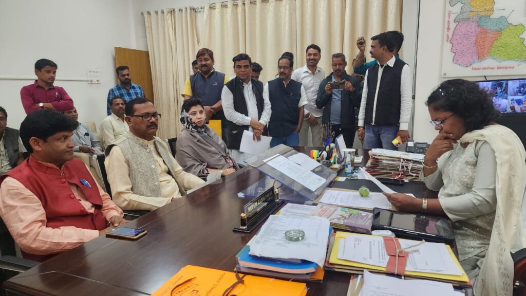<em>मतगणना के ठीक पहले शक्ति जिले में भाजपा ने लगा दिया प्रशासन पर गंभीर आरोप- भाजपा प्रत्याशियों ने कहा बैलेट पेपर की सुरक्षा में की जा रही कोताही, मतदान केंद्रों में भी अव्यवस्था का रहा आलम, भाजपा जिला अध्यक्ष कृष्णकांत चंद्रा के नेतृत्व में कलेक्टर को सौपा ज्ञापन, जिला अध्यक्ष चंद्रा ने कहा- मतदान में हेराफेरी की दिख रही संभावनाएं,पूर्व में भी चंद्रा ने करी थी कलेक्टर/एसपी की निर्वाचन आयोग से शिकायत</em> <em>मतगणना के ठीक पहले शक्ति जिले में भाजपा ने लगा दिया प्रशासन पर गंभीर आरोप- भाजपा प्रत्याशियों ने कहा बैलेट पेपर की सुरक्षा में की जा रही कोताही, मतदान केंद्रों में भी अव्यवस्था का रहा आलम, भाजपा जिला अध्यक्ष कृष्णकांत चंद्रा के नेतृत्व में कलेक्टर को सौपा ज्ञापन, जिला अध्यक्ष चंद्रा ने कहा- मतदान में हेराफेरी की दिख रही संभावनाएं,पूर्व में भी चंद्रा ने करी थी कलेक्टर/एसपी की निर्वाचन आयोग से शिकायत</em> kshititech