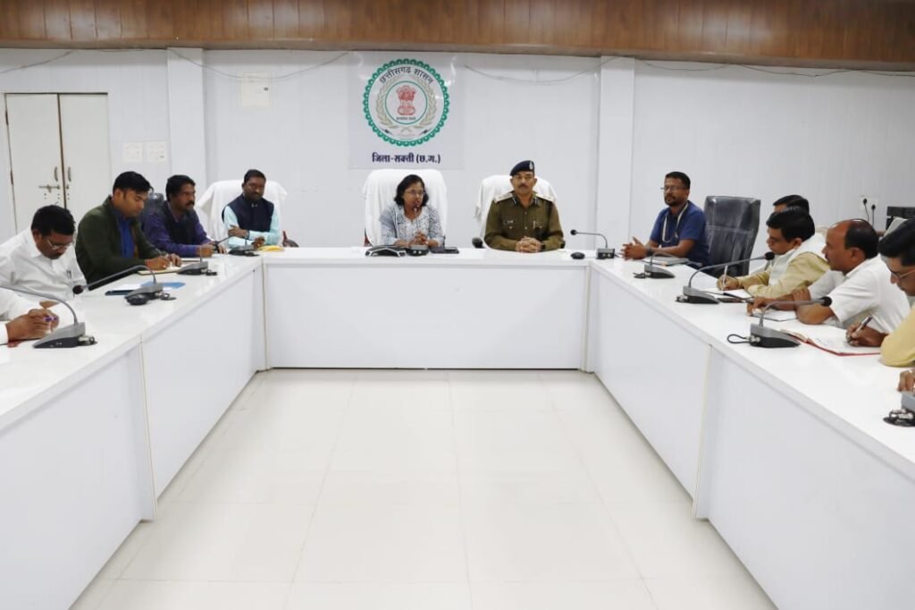 पैरामिलिट्री फोर्स के हवाले शक्ति का स्ट्रांग रूम-- <em>शक्ति जिले के कलेक्टर/ एसपी ने कहा पूरी पारदर्शिता के साथ होगी शक्ति जिले की मतगणना, राजनीतिक दलों के प्रतिनिधियों की उपस्थिति में 273 डाक मत पत्र किए गए जमा, स्ट्रांग रूम में कड़ी सुरक्षा के बीच प्रत्याशियों का भाग्य है ईवीएम मशीनों में बंद</em> पैरामिलिट्री फोर्स के हवाले शक्ति का स्ट्रांग रूम-- <em>शक्ति जिले के कलेक्टर/ एसपी ने कहा पूरी पारदर्शिता के साथ होगी शक्ति जिले की मतगणना, राजनीतिक दलों के प्रतिनिधियों की उपस्थिति में 273 डाक मत पत्र किए गए जमा, स्ट्रांग रूम में कड़ी सुरक्षा के बीच प्रत्याशियों का भाग्य है ईवीएम मशीनों में बंद</em> kshititech